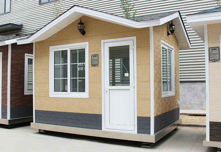 輕鋼崗?fù)? /><br /></p> 有人會(huì)認(rèn)為,<strong>輕鋼房屋</strong>的使用壽命不如傳統(tǒng)的混凝土建筑,但是,根據(jù)國外經(jīng)驗(yàn)以及實(shí)驗(yàn)數(shù)據(jù)來看,這種體系在歐美發(fā)達(dá)國家已經(jīng)成熟運(yùn)用,輕鋼住宅結(jié)構(gòu)的使用壽命是90年,使我們可以放心使用的家居住房。盛大鋼結(jié)構(gòu)利用現(xiàn)代新型的建筑材料,包括玻璃棉、歐松板、石膏板、金屬雕花板、瀝青瓦、SBS防水卷材、呼吸紙等材料,解決了該建筑體系的防水、防火、保溫、隔熱、吸引降噪等技術(shù)問題,我們對<strong>輕鋼房屋</strong>的未來前景是十分看好的。<br /><p> 山西盛大鋼結(jié)構(gòu)近期的新產(chǎn)品除了輕鋼住宅以外,還有集裝箱房屋、輕鋼崗?fù)は盗小⒐残l(wèi)生間系列產(chǎn)品,如果您對我們的新產(chǎn)品感興趣的話,可以致電我們的銷售客服熱線,我們期待您的來電。</p><p> 本文鏈接:<strong>http://m.hnyxks.cn/news/0004511655.html </strong>未經(jīng)允許不得轉(zhuǎn)載。</p><p style=